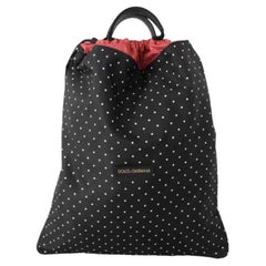 Dolce & Gabbana Schwarz-weiß gepunkteter Rucksack Reisetasche mit Kordelzug und rotem Innenfutter