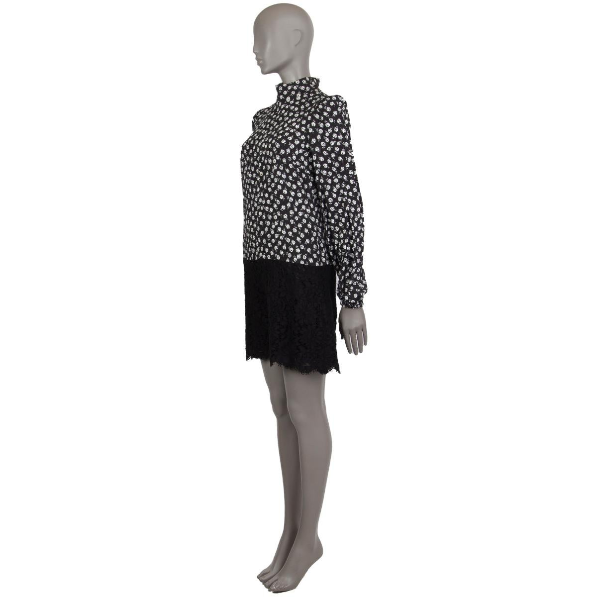 Robe droite Dolce & Gabbana en viscose (82 %) coton (16 %) nylon (2 %) noir et blanc avec un imprimé rose et une partie en dentelle dans le bas, col montant, épaules bouffantes, manches longues avec un bord élastique. Se ferme avec une fermeture