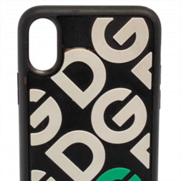 This durable cover from Dolce & Gabbana is for iPhone X users. It is made using black rubber and designed with the brand's signature DG on the exterior. This cover is made to protect your phone while complementing your style at the same time.