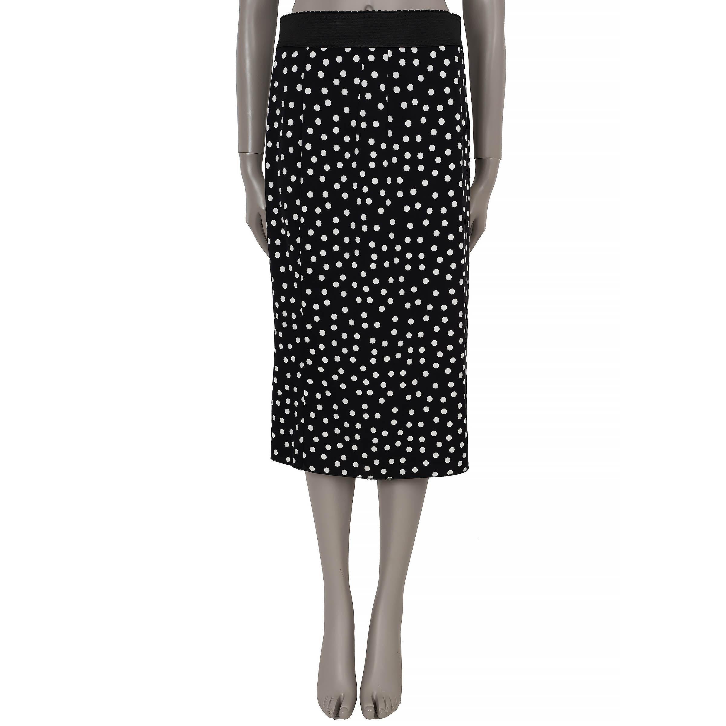 DOLCE & GABBANA black & white silk 2010 POLKA DOT PENCIL Skirt 44 L In Excellent Condition For Sale In Zürich, CH
