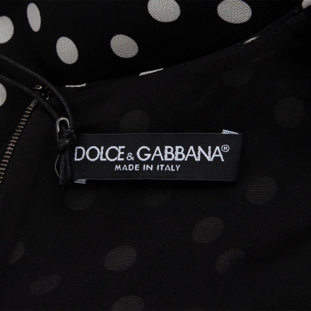 DOLCE & GABBANA Robe en soie POLKA DOT RUFFLED HEM en noir et blanc, 42 M en vente 1