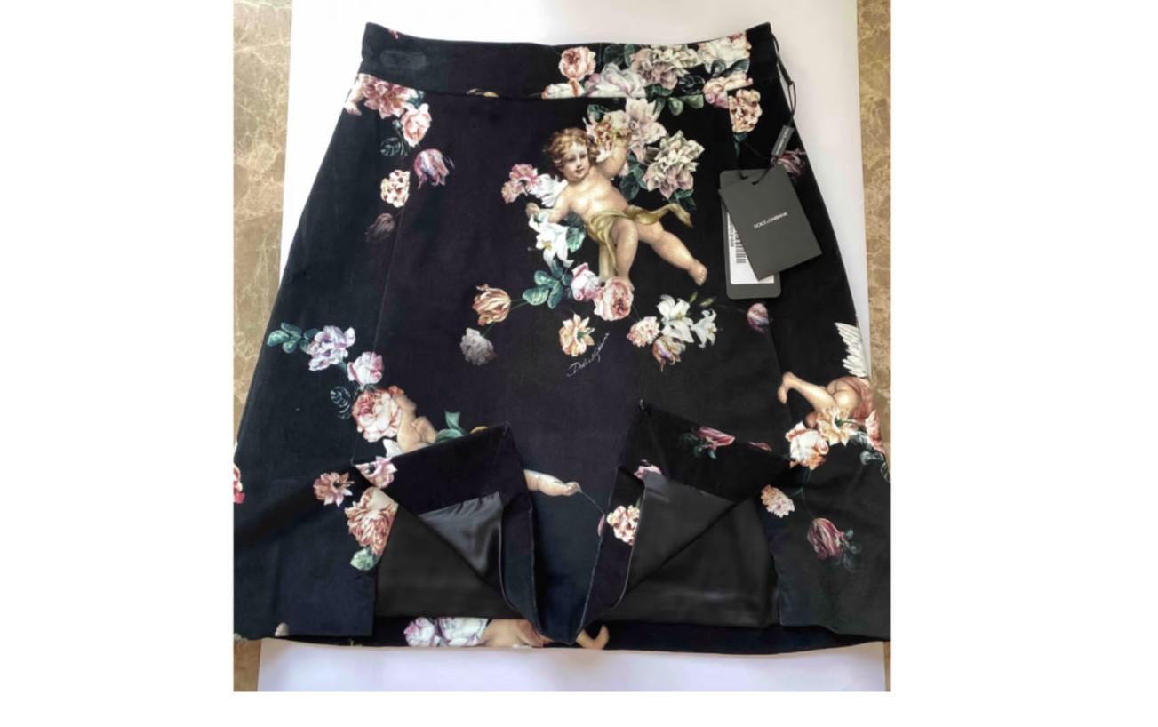 Dolce & Gabbana black Angels printed velvet mid length A line skirt

Size 42IT, UK10, M, 
Length: 50cm
Waist:38cm

97% cotton 3% Elasthan
Silk Lining

Brand new with tags but has some slight signs from hanger on the waist ( please see the pictures)