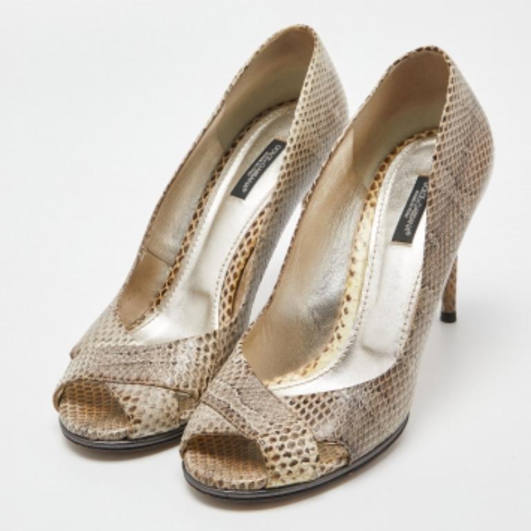 Zeigen Sie einen eleganten Stil mit diesem Paar Pumps. Diese Dolce & Gabbana Schuhe für Damen sind aus hochwertigen MATERIALEN gefertigt. Sie sind auf robusten Sohlen und schlanken Absätzen aufgebaut.