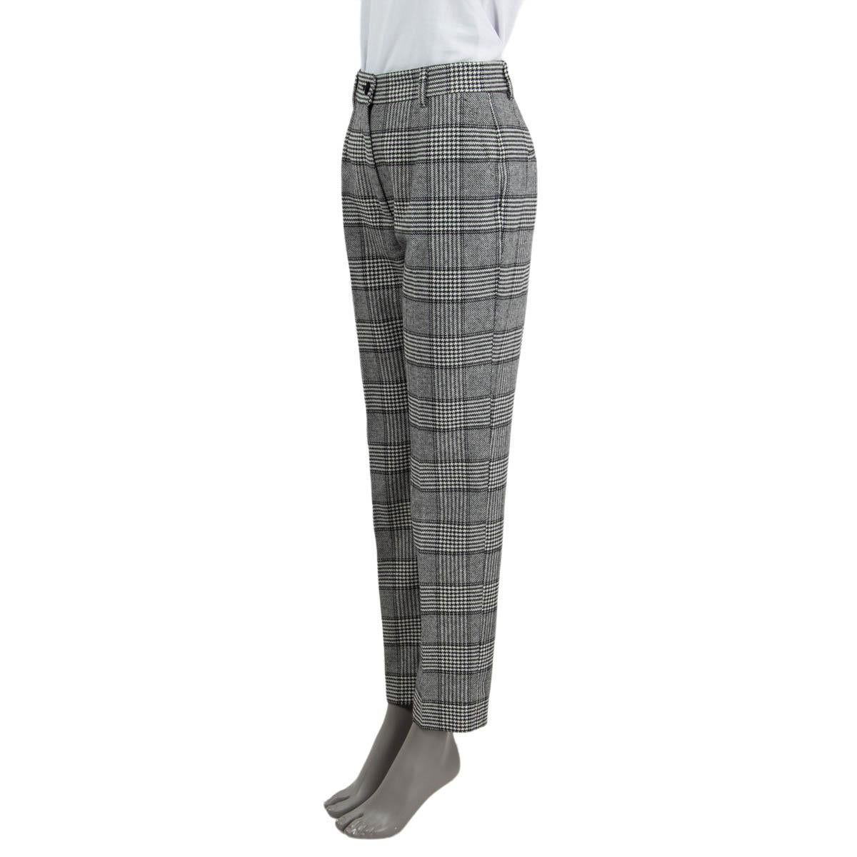 100% authentic Dolce & Gabbana houndstooth copped cigarette pants in black and white wool (35%), polyester (33%), acrylic (28%), other fibres (3%) and elastane (1%). Feature two side slit pockets and belt loops. Open with a button and a zipper on