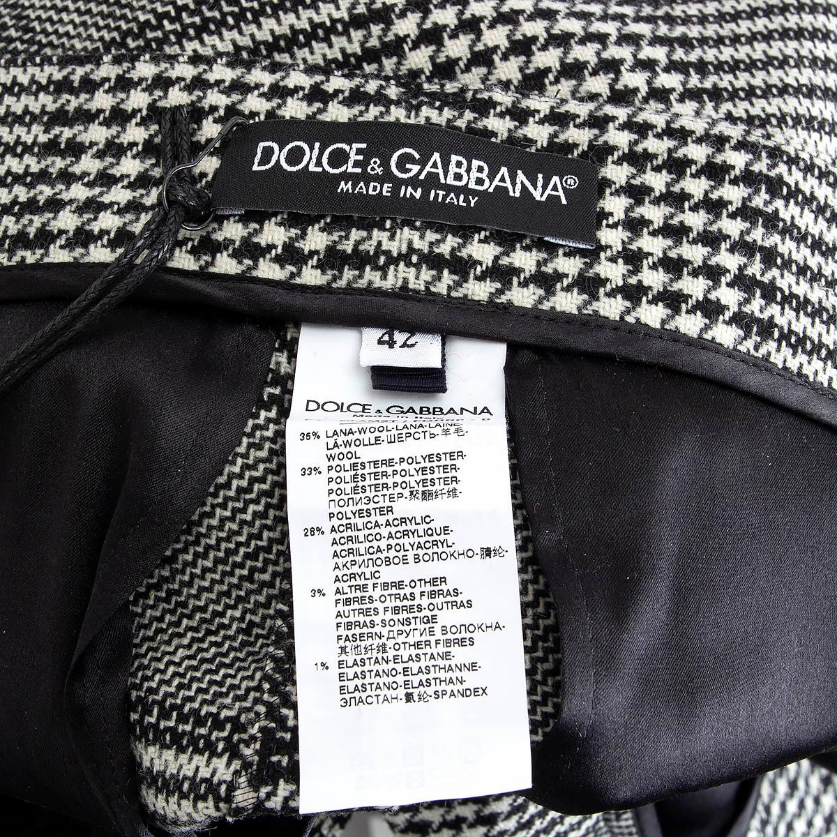 DOLCE & GABBANA black & white wool HOUNDSTOOTH Cigarette Pants 42 M In Excellent Condition In Zürich, CH
