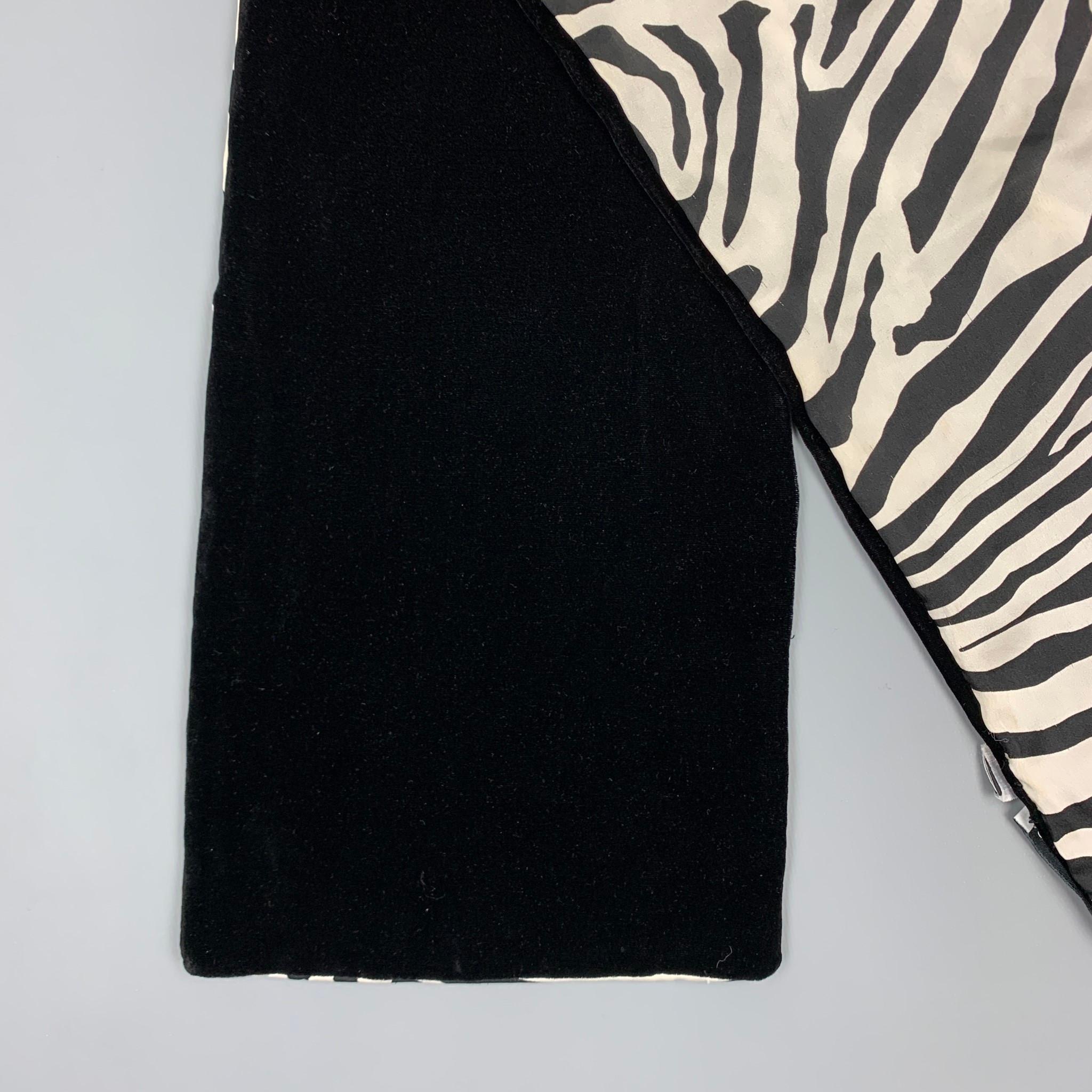 DOLCE & GABBANA scarf comes in a black & white zebra print rayon & silk velvet featuring a reversible style. Moderate wear. Made in Italy.

Good Pre-Owned Condition.

Measurements:

8 in. x 38 in.
