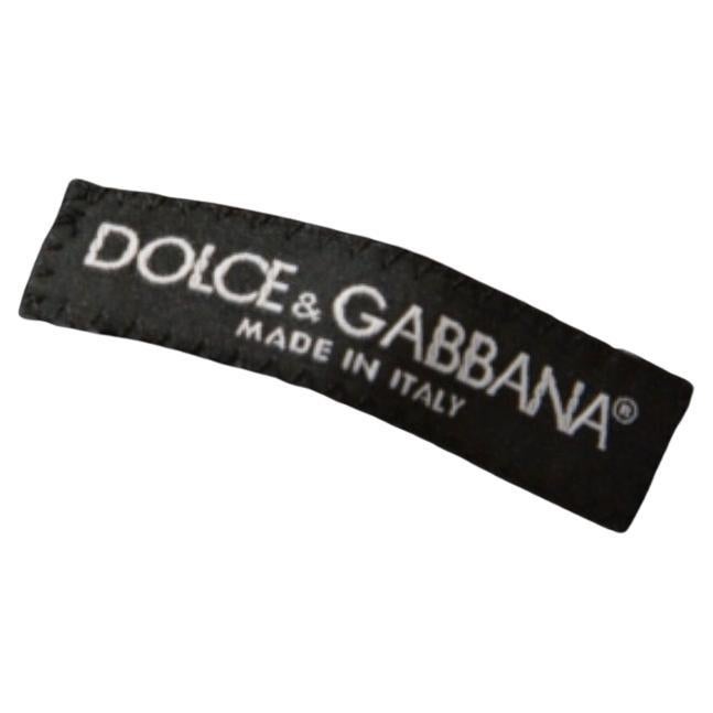 Este chaleco negro de Dolce & Gabbana es la elección perfecta para completar tu conjunto. El abrigo está confeccionado en lana y seda de calidad, y lleva botones delanteros, bolsillos y un detalle de cinturón en la espalda.