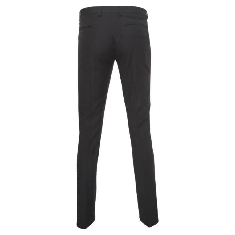 I pantaloni dal taglio impeccabile sono un punto fermo di un guardaroba ben curato. Questi pantaloni firmati sono finemente cuciti per darti il look desiderato e un comfort che dura tutto il giorno.
