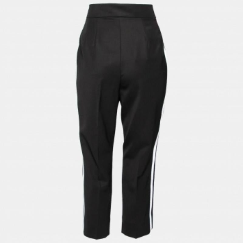 Dolce & Gabbana präsentiert Ihnen diese schwarze Hose, die Sie sowohl tagsüber als auch abends tragen können. Die Hose wurde sorgfältig aus Wolle genäht, hat kontrastierende Seitenabschlüsse und eine entspannte Form. Sie schaffen das richtige