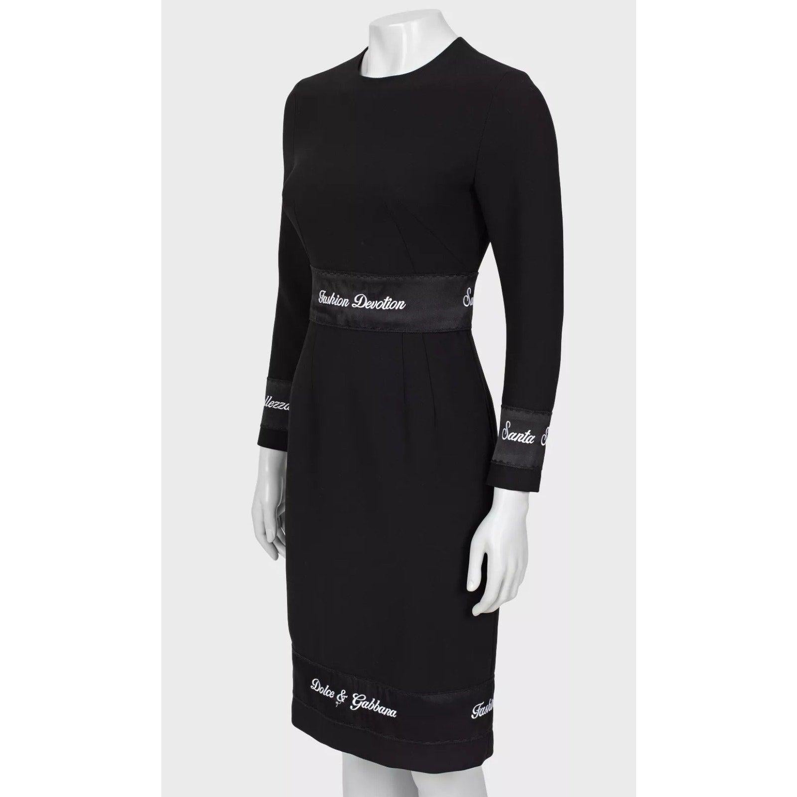 Robe midi Dolce & Gabbana Fashion Devotion absolument magnifique.
Cette robe est en très bon état, avec seulement des signes minimes d'usure.
Il est réalisé en 100 % laine et présente de superbes broderies ainsi que des ferrures raffinées de couleur