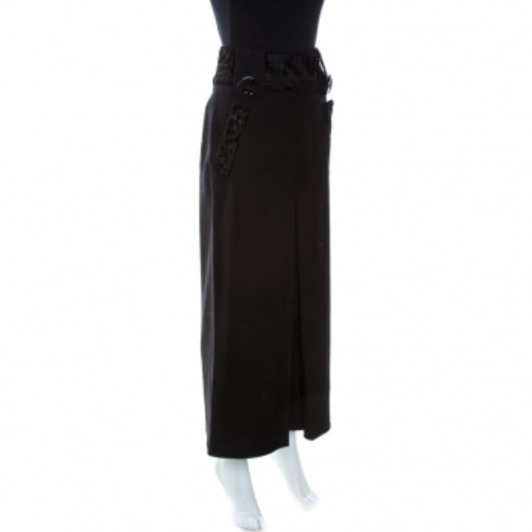Attira l'attenzione di tutti con questa gonna fresca e di classe di Dolce & Gabbana. Indossa questa gonna nera e diventa una diva in qualsiasi occasione. Realizzato in lana al 100%, è dotato di una fodera in seta. Questa gonna nera è caratterizzata