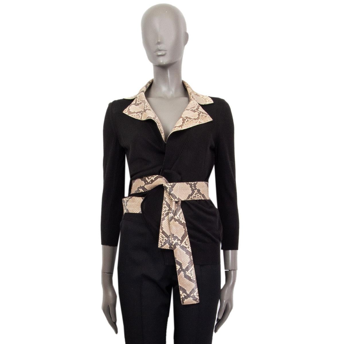 100% authentische Dolce & Gabbana Wickeljacke aus schwarzer Wolle (vermutlich, da das Inhaltsetikett fehlt) mit Python-Gürtel und Kragen mit Kerbe. Unbeschriftet. Wurde getragen und ist in ausgezeichnetem Zustand.

Messungen
Tag