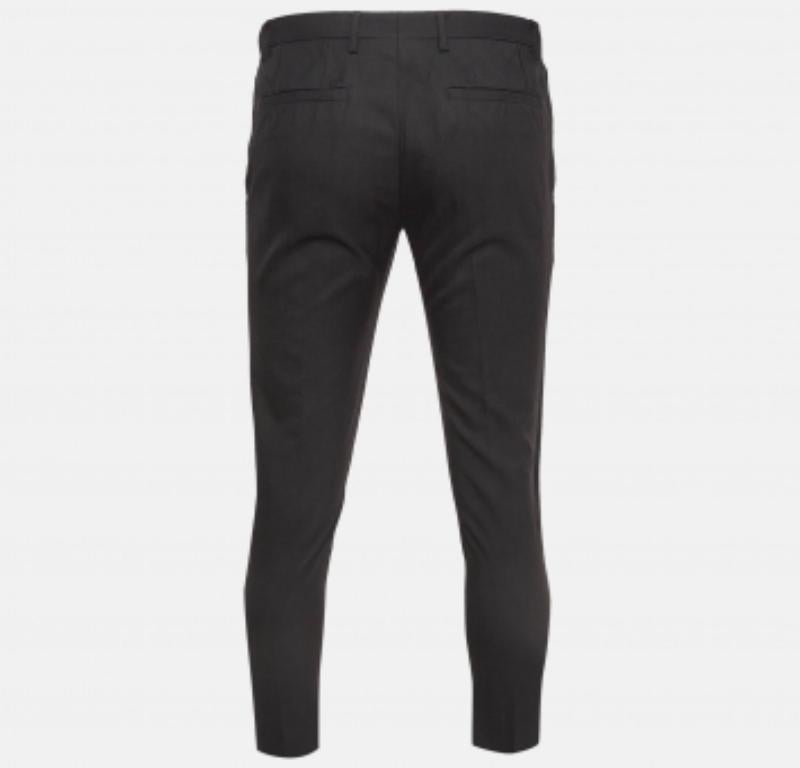 Ce pantalon rehausse votre tenue de soirée. Conçu dans une silhouette et une coupe superbes, ce pantalon vous donnera à coup sûr une allure élégante.