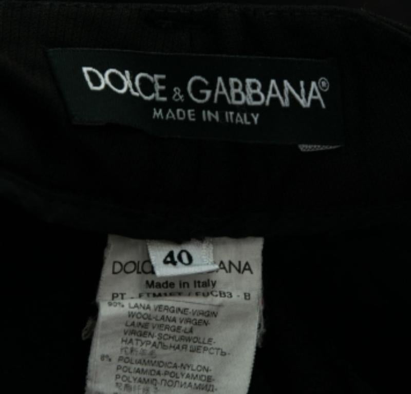 Diese Hose von Dolce & Gabbana ist aus schwarzer Wolle geschneidert und hat eine schmale Passform. Sie bieten eine gut gemachte Silhouette und eine bequeme Passform. Kombinieren Sie sie mit einem formellen Hemd und eleganten Loafers.