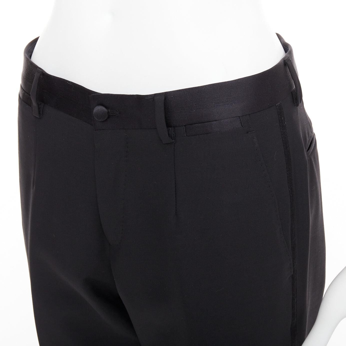 DOLCE GABBANA Schwarze Wollsatin-Hose mit verjüngter mittlerer Taille IT44 XS
Referenz: SYYG/A00018
Marke: Dolce Gabbana
Designer: Domenico Dolce und Stefano Gabbana
MATERIAL: Stoff
Farbe: Schwarz
Muster: Solide
Verschluss: Zip Fly
Zusätzliche