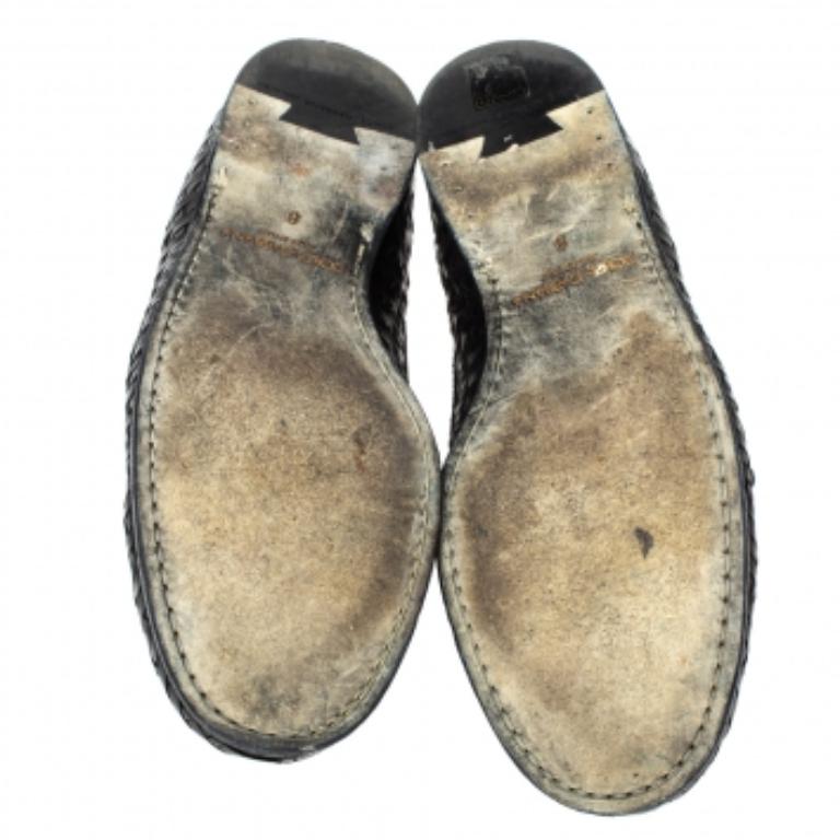 These derby shoes from Dolce & Gabbana are stunning. Crafted from woven leather & suede, they come in a black shade. They are styled with lace-ups, gunmetal-tone hardware and durable leather soles.