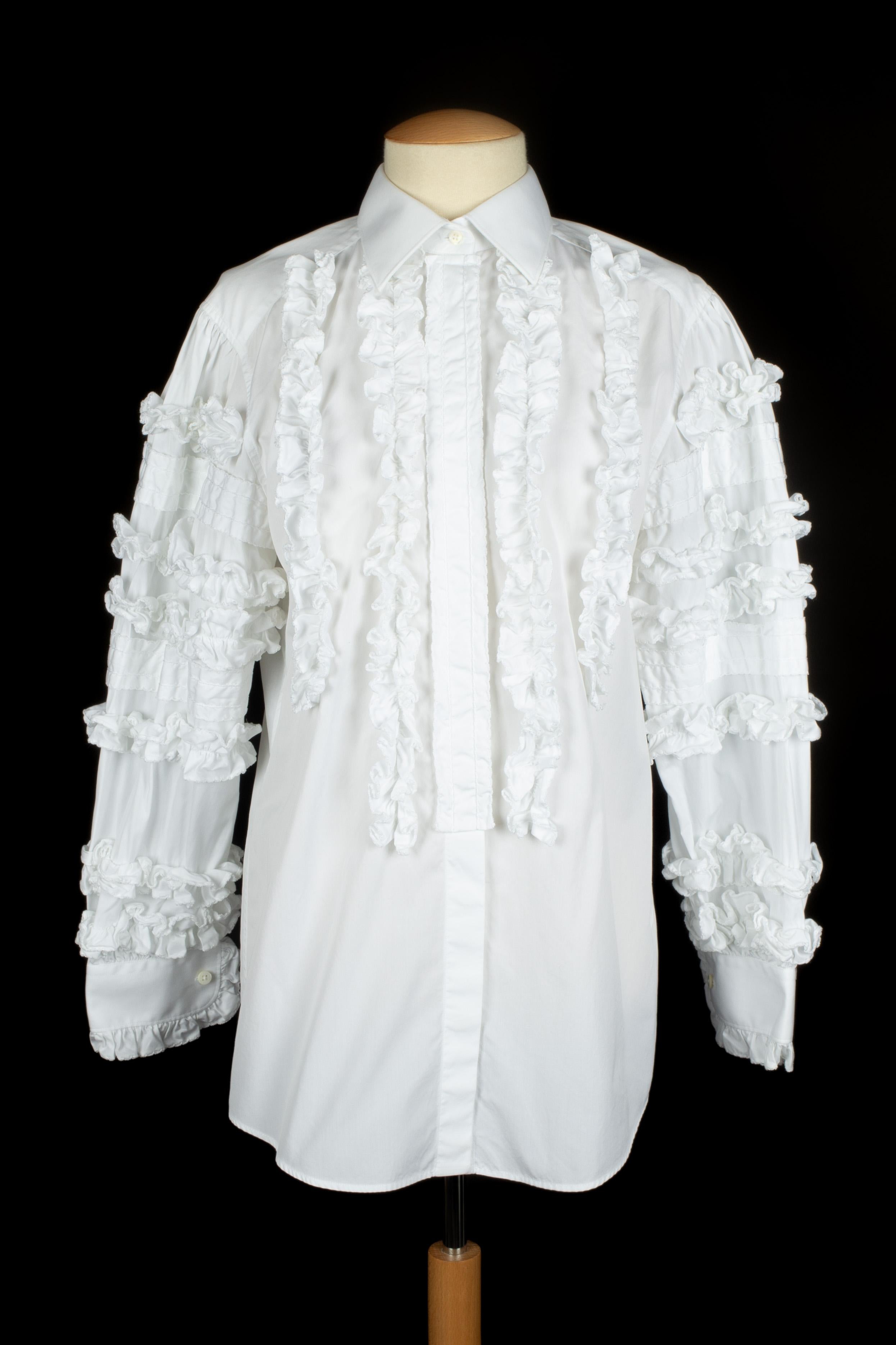DOLCE & GABBANA - (Made in Italy) Blusa blanca de algodón con volantes. Talla 40IT indicada, se ajusta a una 36FR. Colección primavera-verano 2017.

Estado:
Muy buen estado

Dimensiones:
Anchura de los hombros: 39 cm - Pecho: 49 cm - Longitud de las