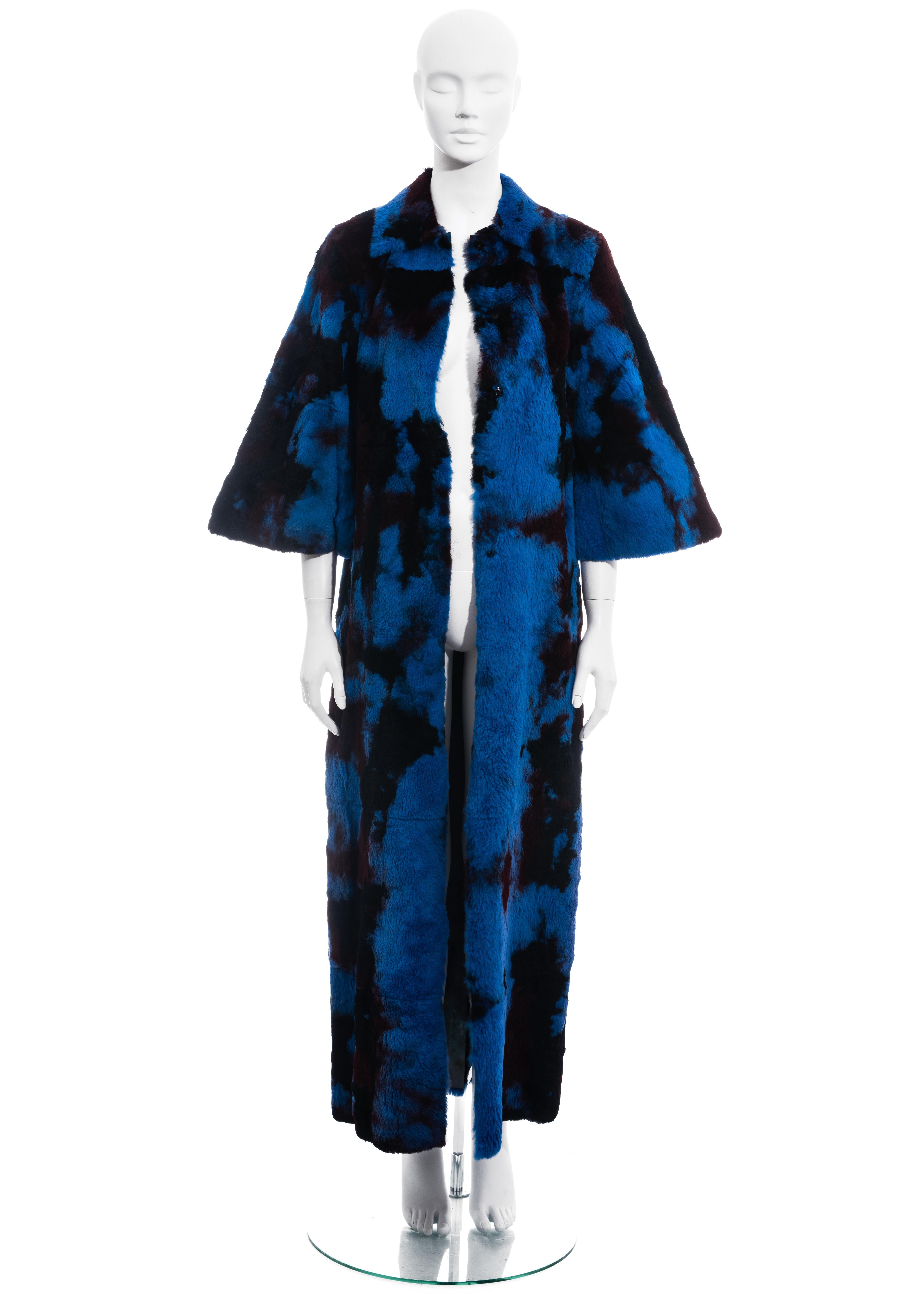 ▪ Dolce & Gabbana blue and black tie-dyed maxi coat
▪ Sheared rabbit fur 
▪ Wide cropped sleeves 
▪ Snap button closures 
▪ IT 40 - FR 36 - UK 8 - US 4
▪ Fall-Winter 1999

