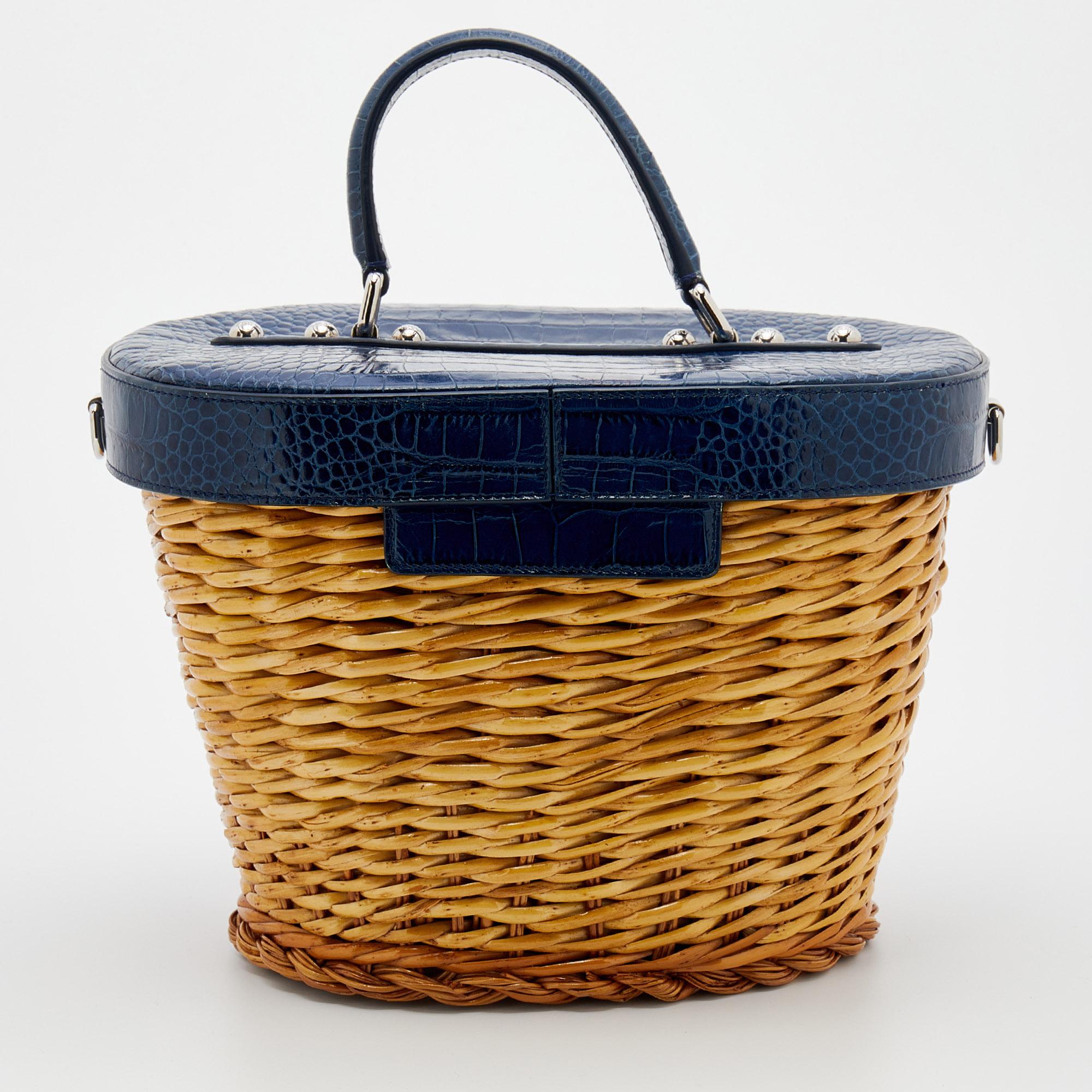 Dolce & Gabbana's regard for exquisite details and Italian tradition is beautifully showcased in this wicker bag. Crafted from straw and embossed leather, it embodies a fresh and contemporary vibe. It is added with a short handle at the top and a