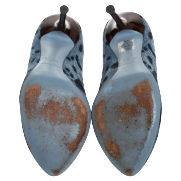 Questo paio di décolleté disegnate da Dolce & Gabbana è proprio quello che fa per te. Preparate in tessuto denim, l'esterno con stampa leopardata e i tacchi a spillo alti conferiscono al paio un look di alta moda. Hanno comode solette e punte a