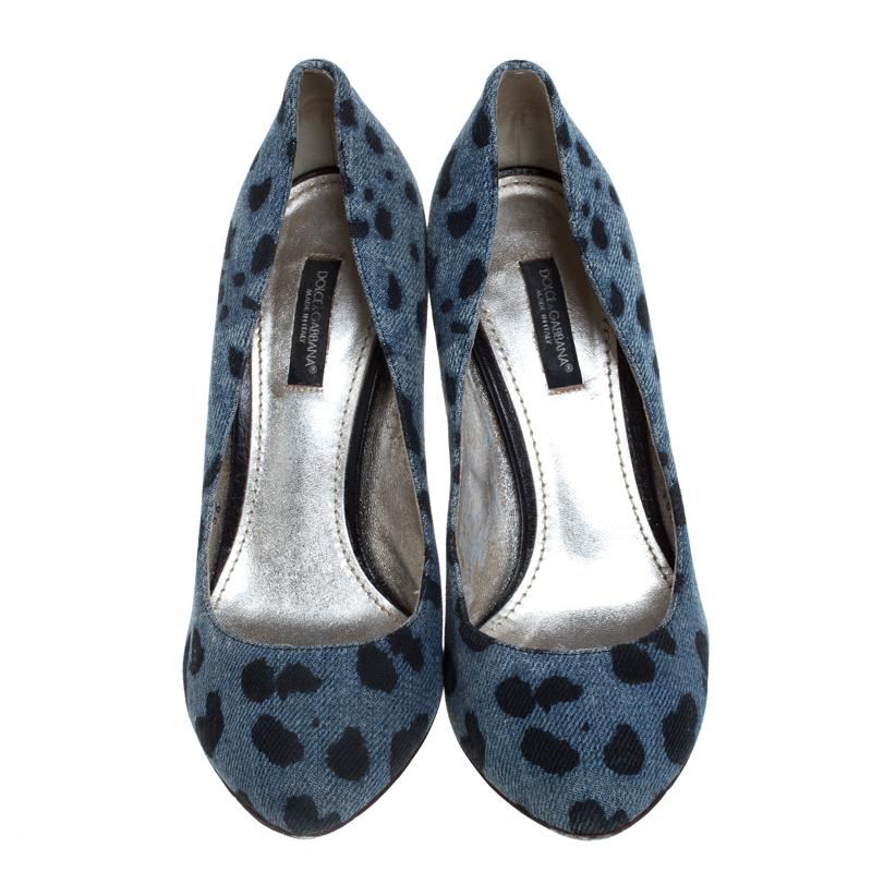 This pair of pumps designed by Dolce & Gabbana is exactly what you want. Prepared from denim fabric, the leopard-printed exterior and high stiletto heels offer a high-fashion look to the pair. They have comfortable insoles and almond toes. Add a
