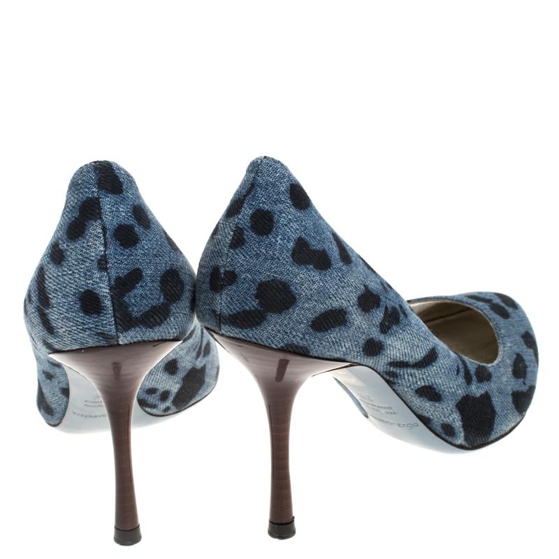 Dolce & Gabbana Blau/Schwarze Denim Pumps aus Denim mit Leopardenmuster Größe 36 (Grau) im Angebot