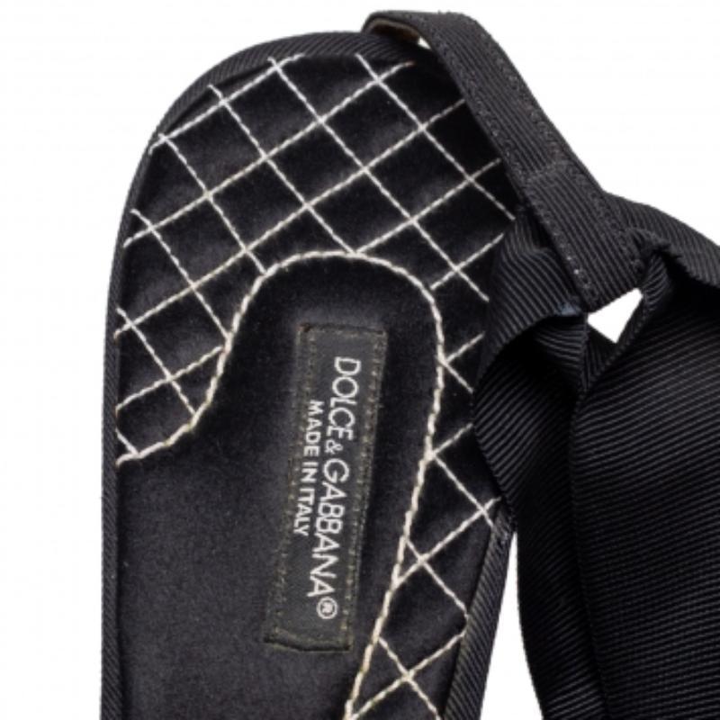 Questi sandali neri di Dolce & Gabbana sono realizzati in tessuto con comode solette. Sono state realizzate con un cinturino anteriore a pois e fasce alla caviglia. Con un tacco di 10 cm, questo paio di scarpe si fa notare per la sua silhouette