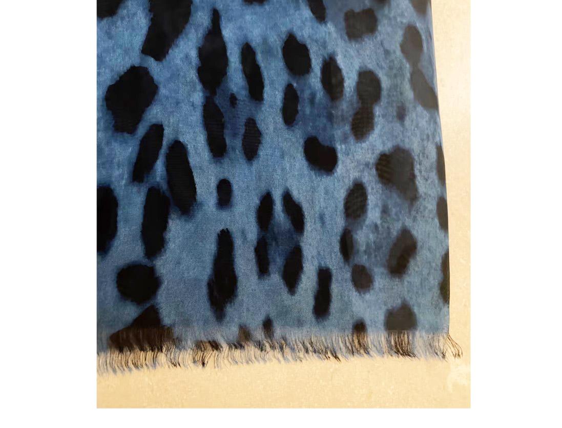 Dolce & Gabbana Scialle di seta con stampa leopardata blu 
Dimensioni 65cmx200cm
100% seta 
Nuovo di zecca con etichette! 
Si prega di controllare il mio altro abbigliamento e accessori DG!