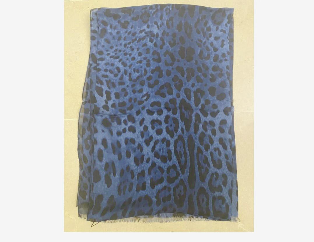 Blu Dolce & Gabbana Sciarpa leopardata in seta blu e nera, coprirsi in spiaggia DG Italia in vendita