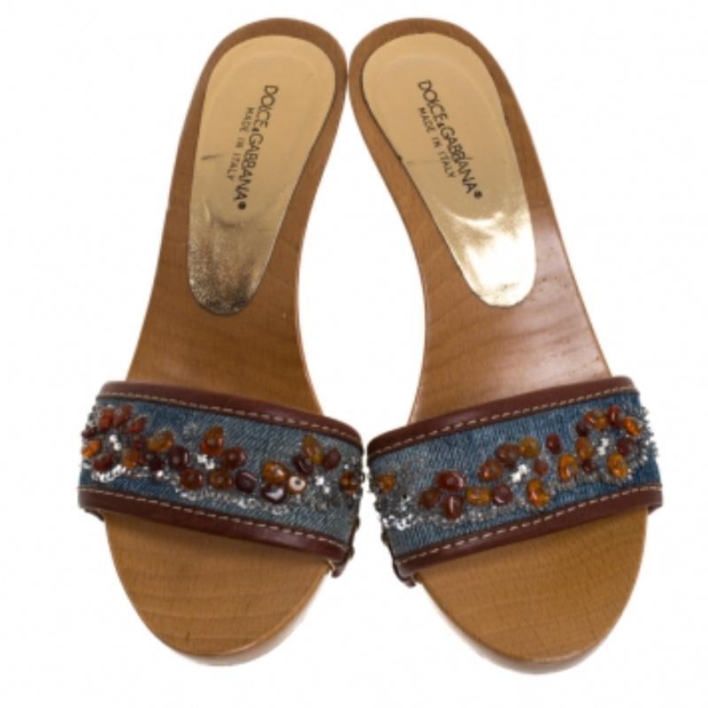 Dolce & Gabbana Sandalias deslizantes con adornos de piel vaquera azul/marrón talla 36 Marrón en venta