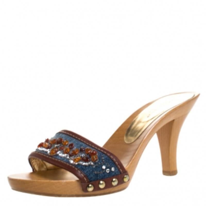 Dolce & Gabbana Sandalias deslizantes con adornos de piel vaquera azul/marrón talla 36 en Bueno estado para la venta en Dubai, Al Qouz 2