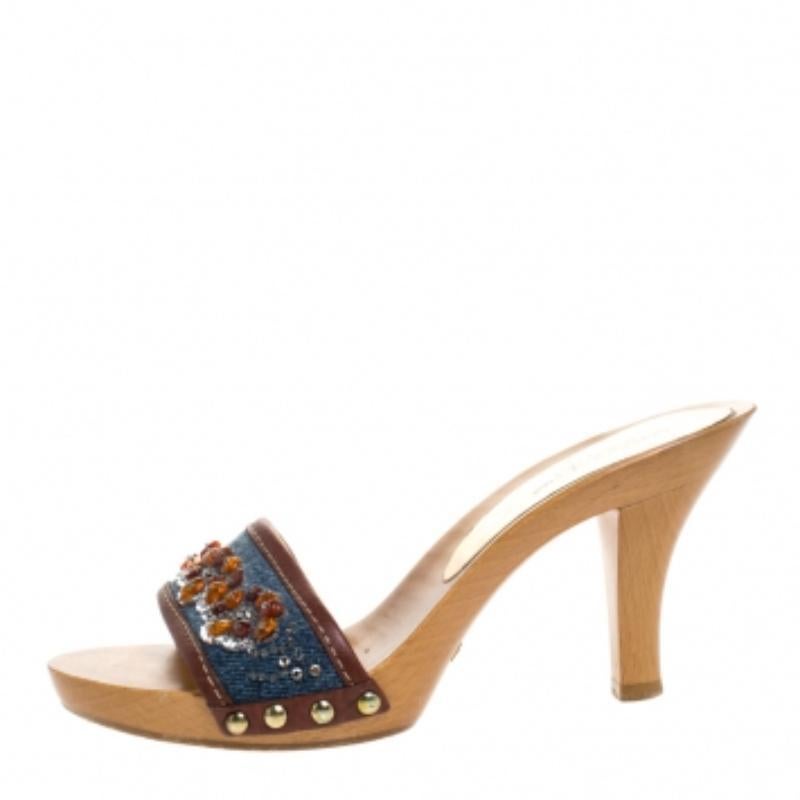 Dolce & Gabbana Sandalias deslizantes con adornos de piel vaquera azul/marrón talla 36 en venta