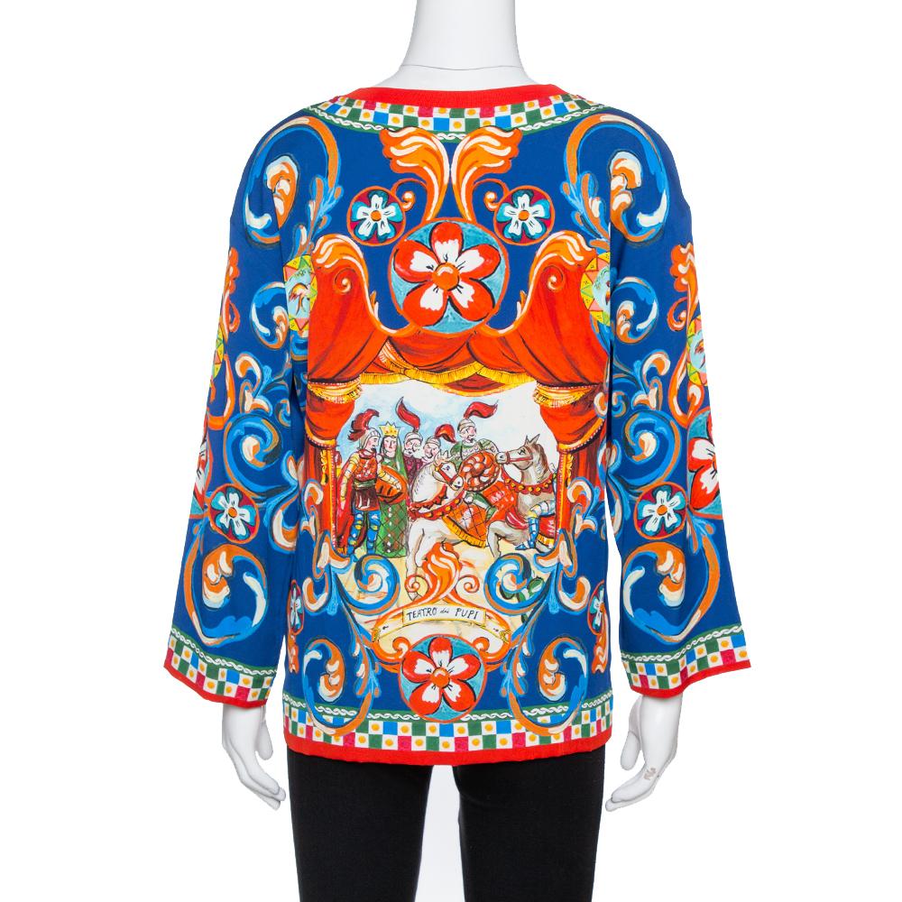 This exquisite top from Dolce & Gabbana is for those who love fashion! Made from a silk-blend, this creation features the signature Carretto Siciliano print with a crew neck design, long sleeves, and a straight hem. Style it with plain black or