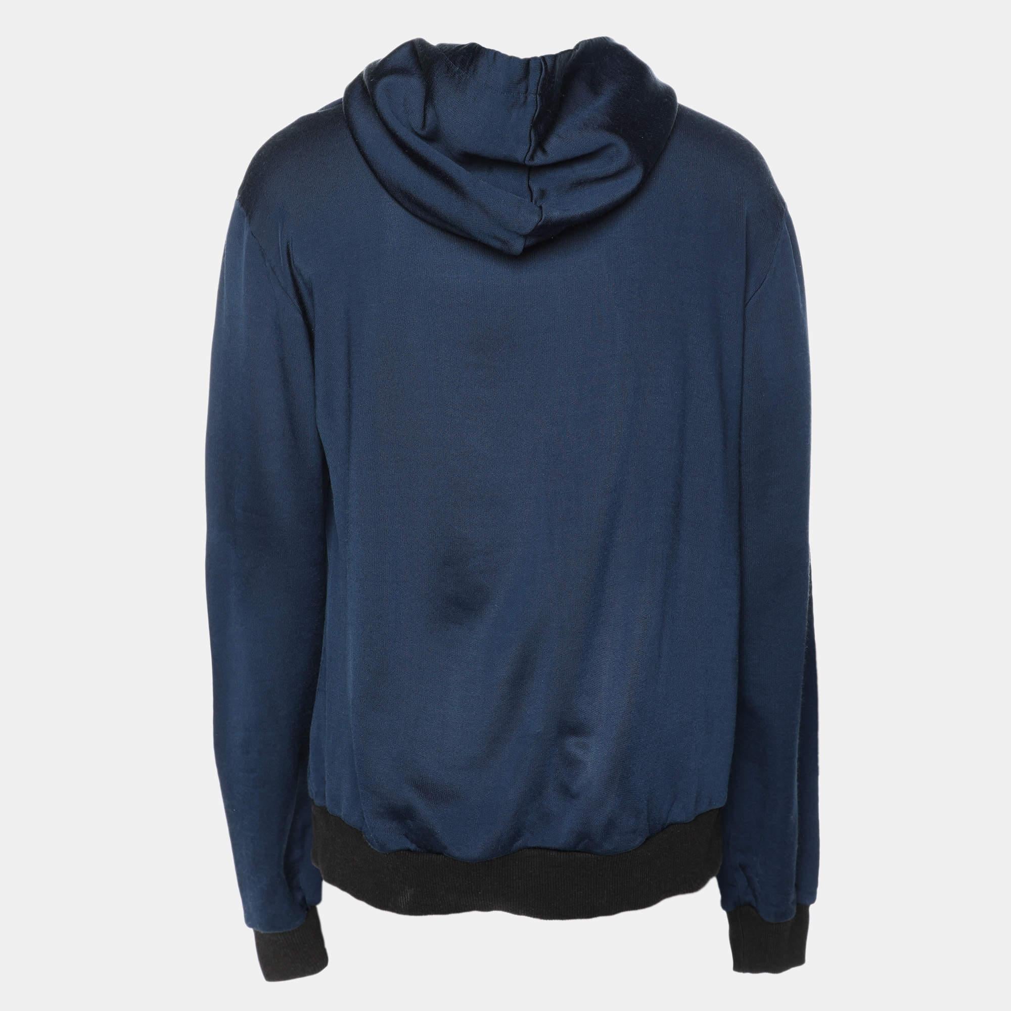 This hoodie is all about sporting a classy and comfy style. It is tailored from soft fabric which is highlighted with signature accents.