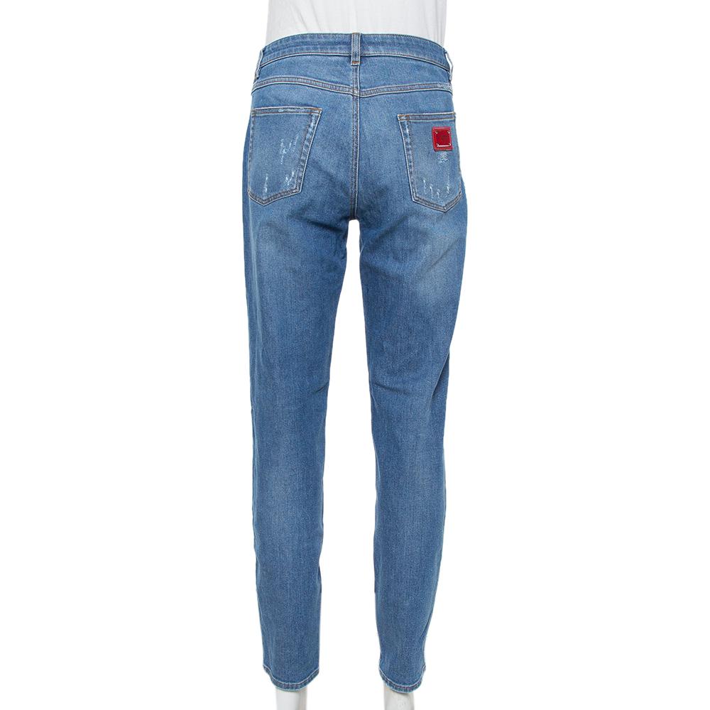 Diese hübsche Jeans von Dolce & Gabbana ist die perfekte Ergänzung für Ihre Denim-Kollektion. Sie haben einen verblassten Distressed-Effekt, eine schmale Passform und Verschlüsse auf der Vorderseite. Diese Kreation aus Baumwollgemisch ist ein Kauf,