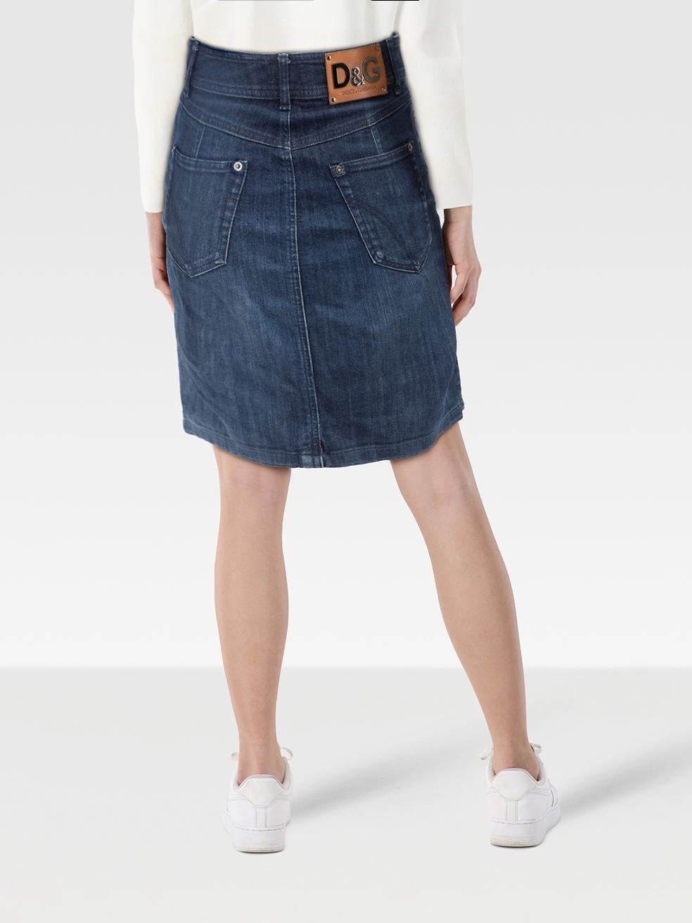 El ESTADO es Muy bueno. Se aprecia un desgaste mínimo en la falda. Rasguños y abrasión en los detalles metálicos y de parche de cuero de la parte posterior de la cintura de este artículo usado de reventa del diseñador Dolce & Gabbana.
 

 Detalles
