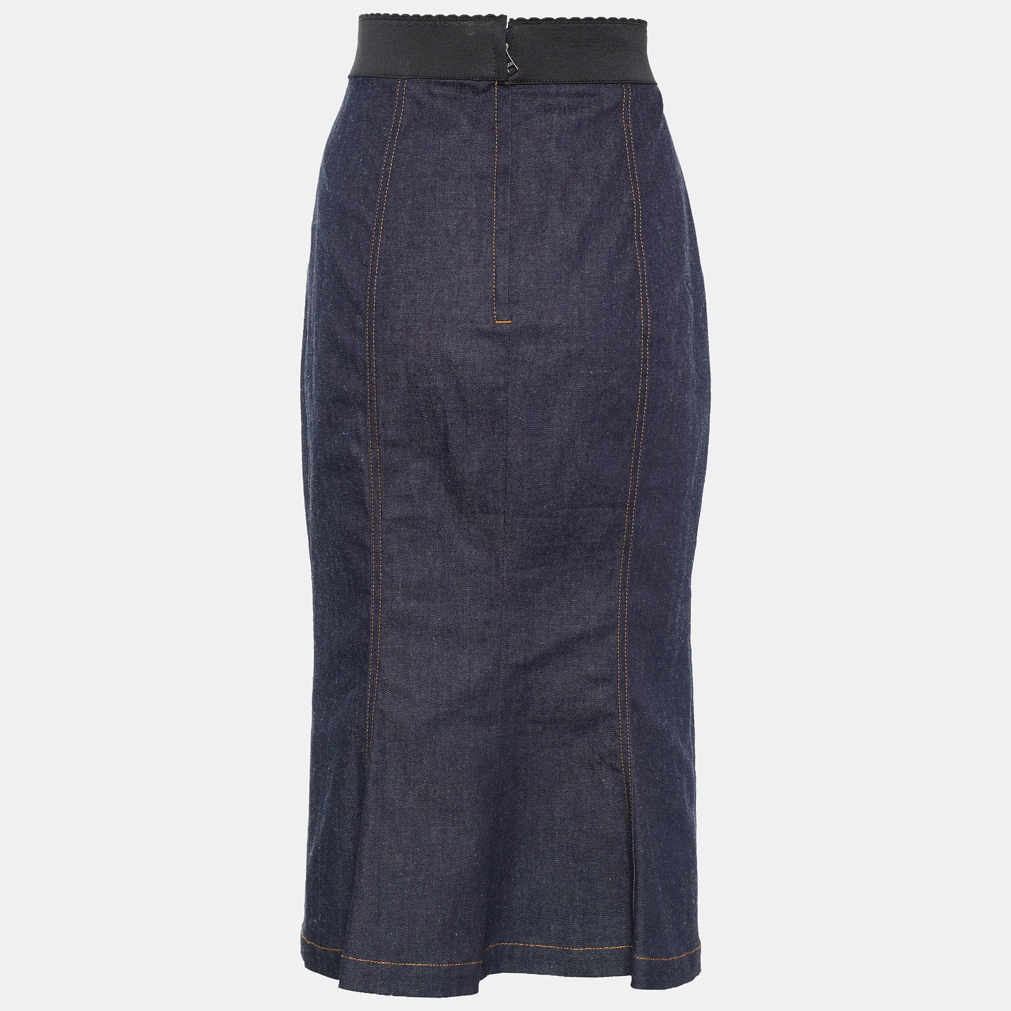 This skirt from the House of Dolce & Gabbana is a great pick to make your attire look stunning. Fashioned in blue denim fabric, this skirt flaunts a pencil-fit silhouette with a zip-type fastening. Style it with your favorite tops to make an