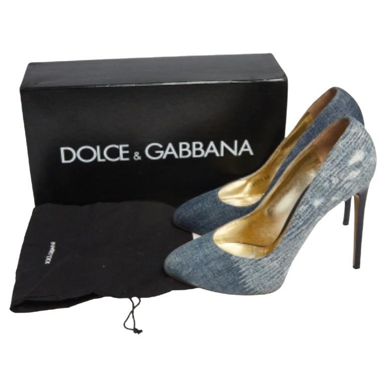 Confeccionados en tejido vaquero, estos zapatos de salón Dolce & Gabbana te aportarán atractivo y comodidad. Presumen de puntera redonda, silueta slip-on y descansan sobre una duradera plantilla de piel. Los tacones de aguja de 13 cm elevan su