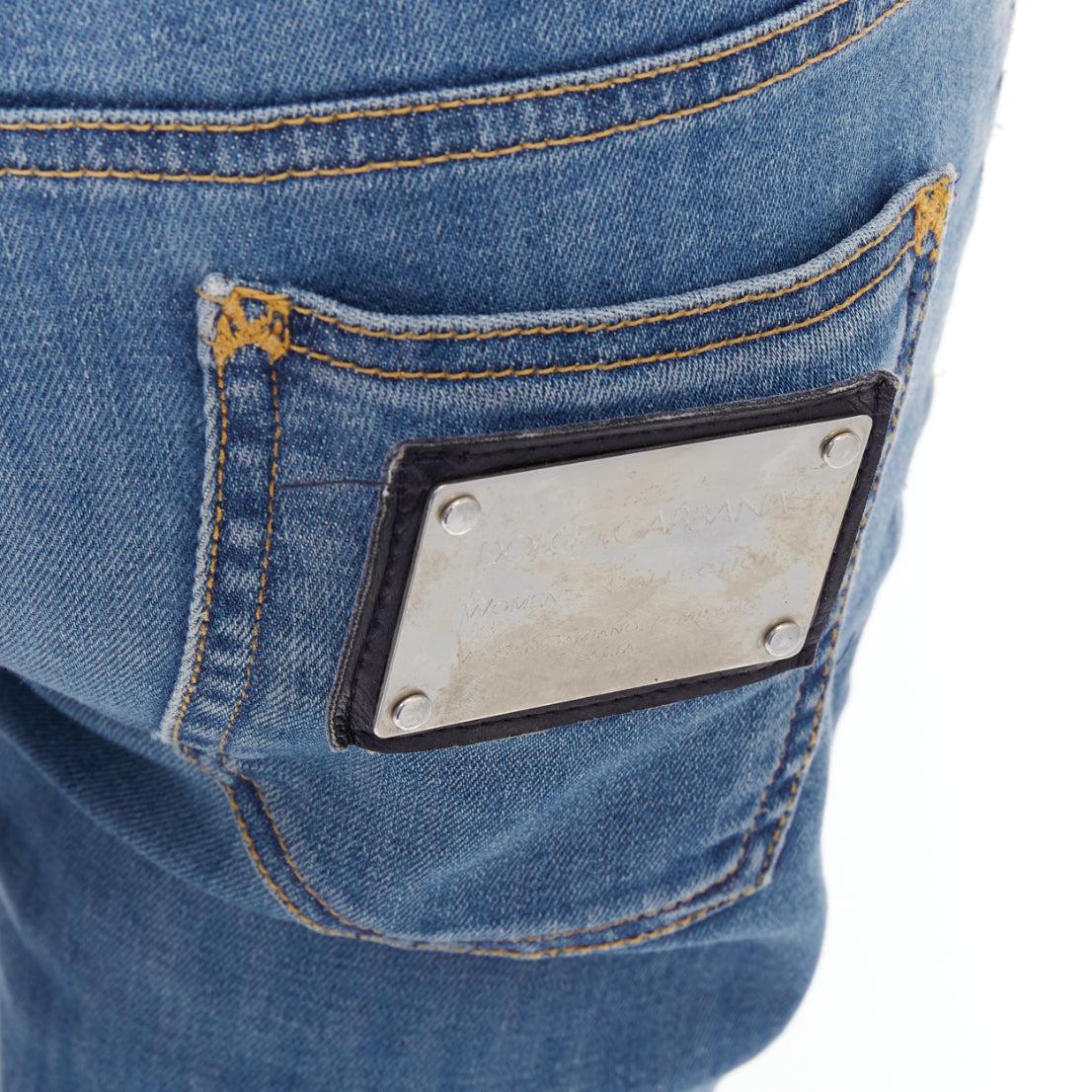 DOLCE GABBANA jeans a campana svasati in denim blu con logo argento e tasca in metallo IT38 XS
Riferimento: NKLL/A00455
Marchio: Dolce & Gabbana
Designer: Domenico Dolce & Stefano Gabbana
Materiale: Denim
Colore: Blu, Argento
Modello: Tinta