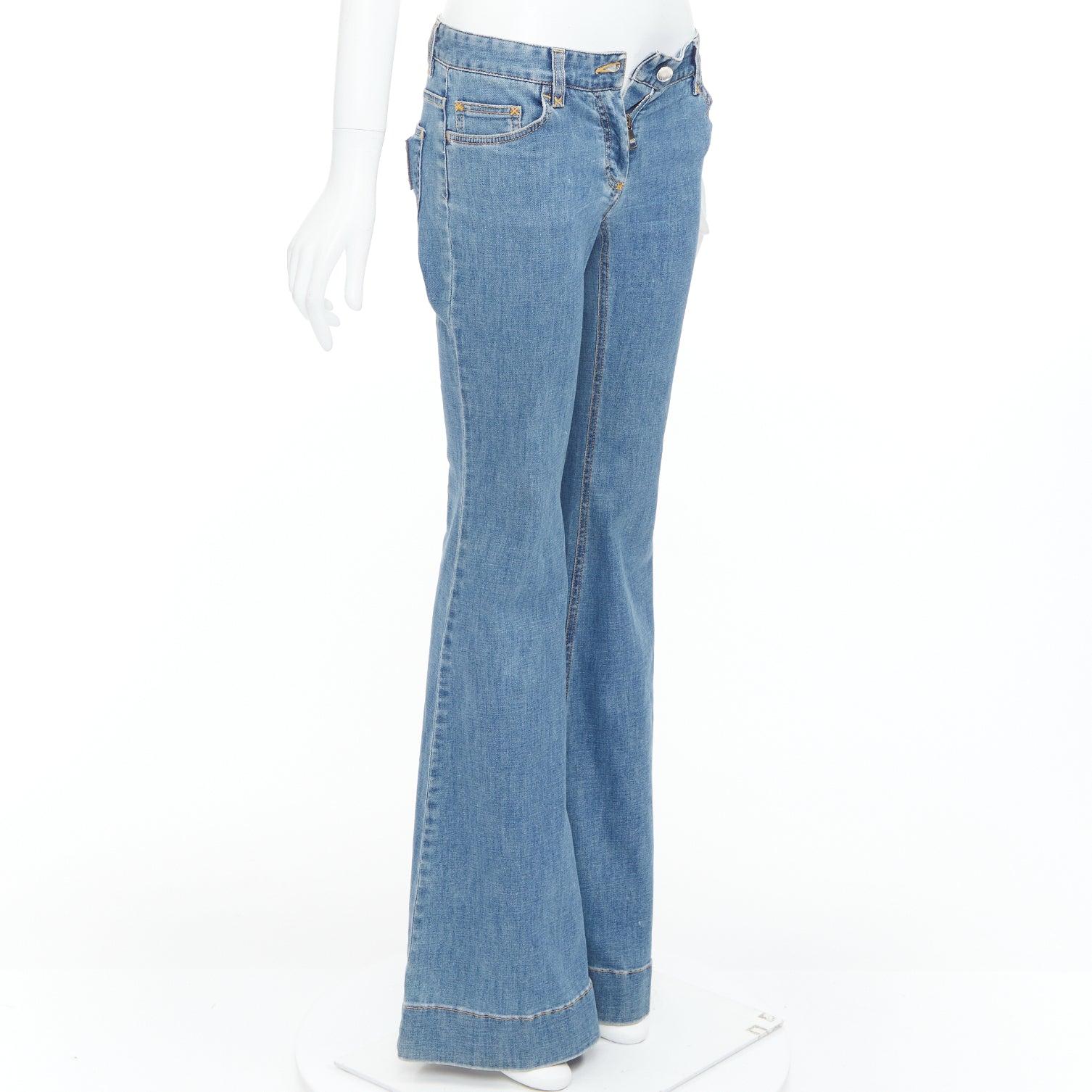 DOLCE GABBANA jeans a campana svasati in denim blu con logo argento e tasca in metallo IT38 XS In condizioni buone in vendita a Hong Kong, NT