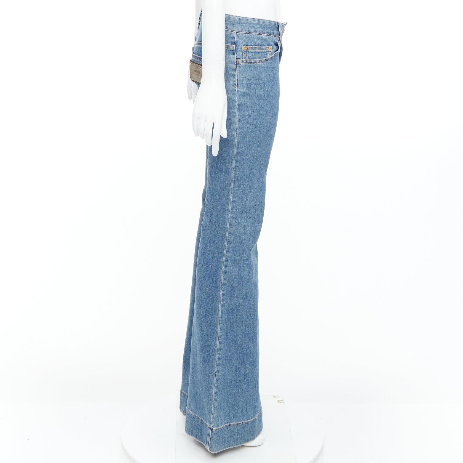 Donna DOLCE GABBANA jeans a campana svasati in denim blu con logo argento e tasca in metallo IT38 XS in vendita