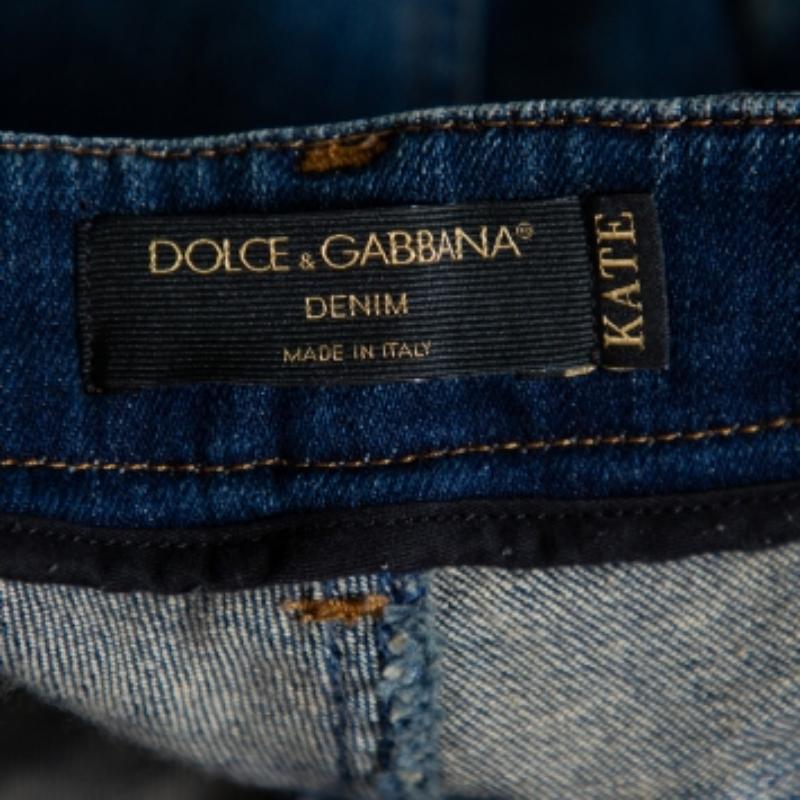 These fabulous jeans come from the house of Dolce & Gabbana. These skinny jeans have been crafted from a cotton blend and come in a lovely shade of blue. They are styled with pockets, zip closure, embroidery detailing at the back, and a good fit.