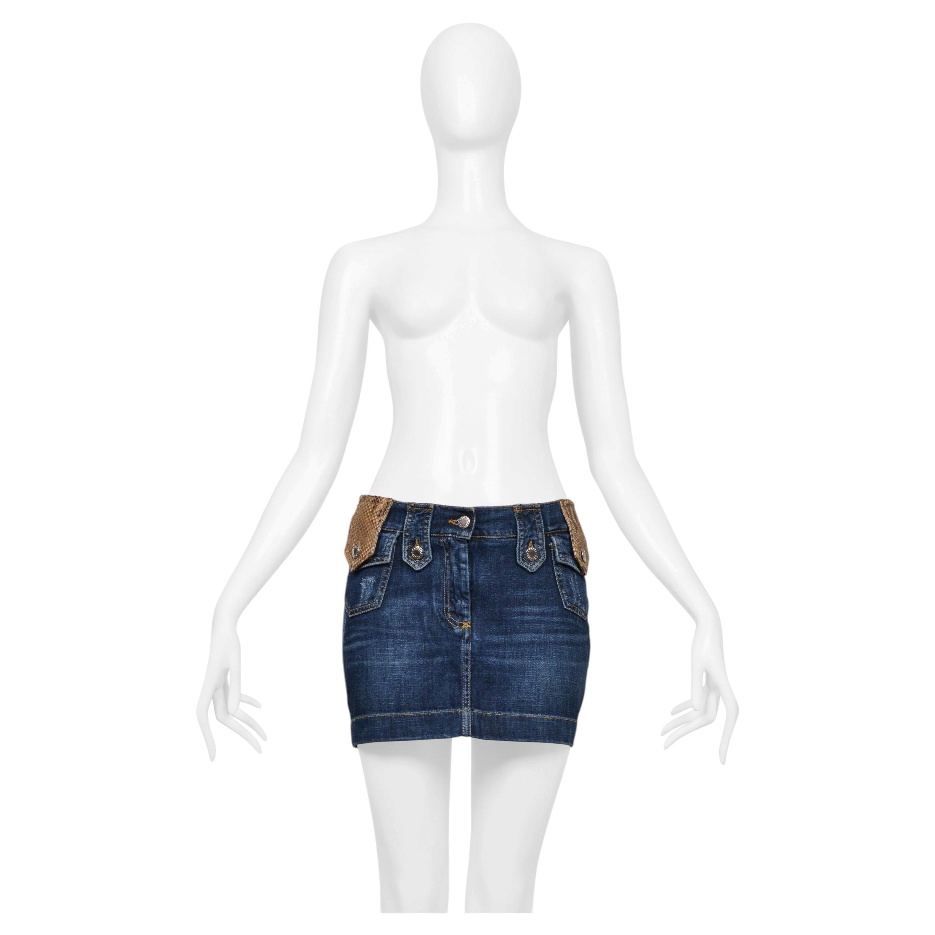 Gonna super-mini Dolce & Gabbana in denim blu con finiture in pelle di pitone, 2005