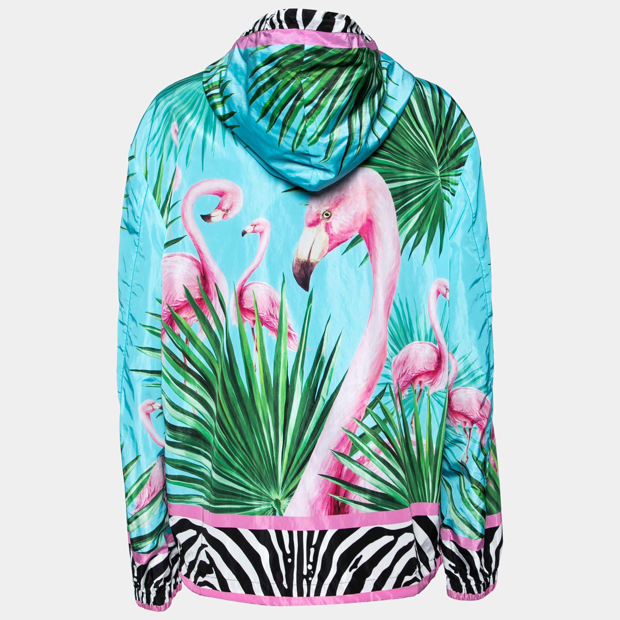 Caractérisée par un imprimé flamant rose et palmier, cette veste Dolce and Gabbana x Khaled Khaled ajoutera des teintes vibrantes à votre tenue. Confectionnée dans une matière de qualité, elle présente une fermeture zippée sur le devant, des manches