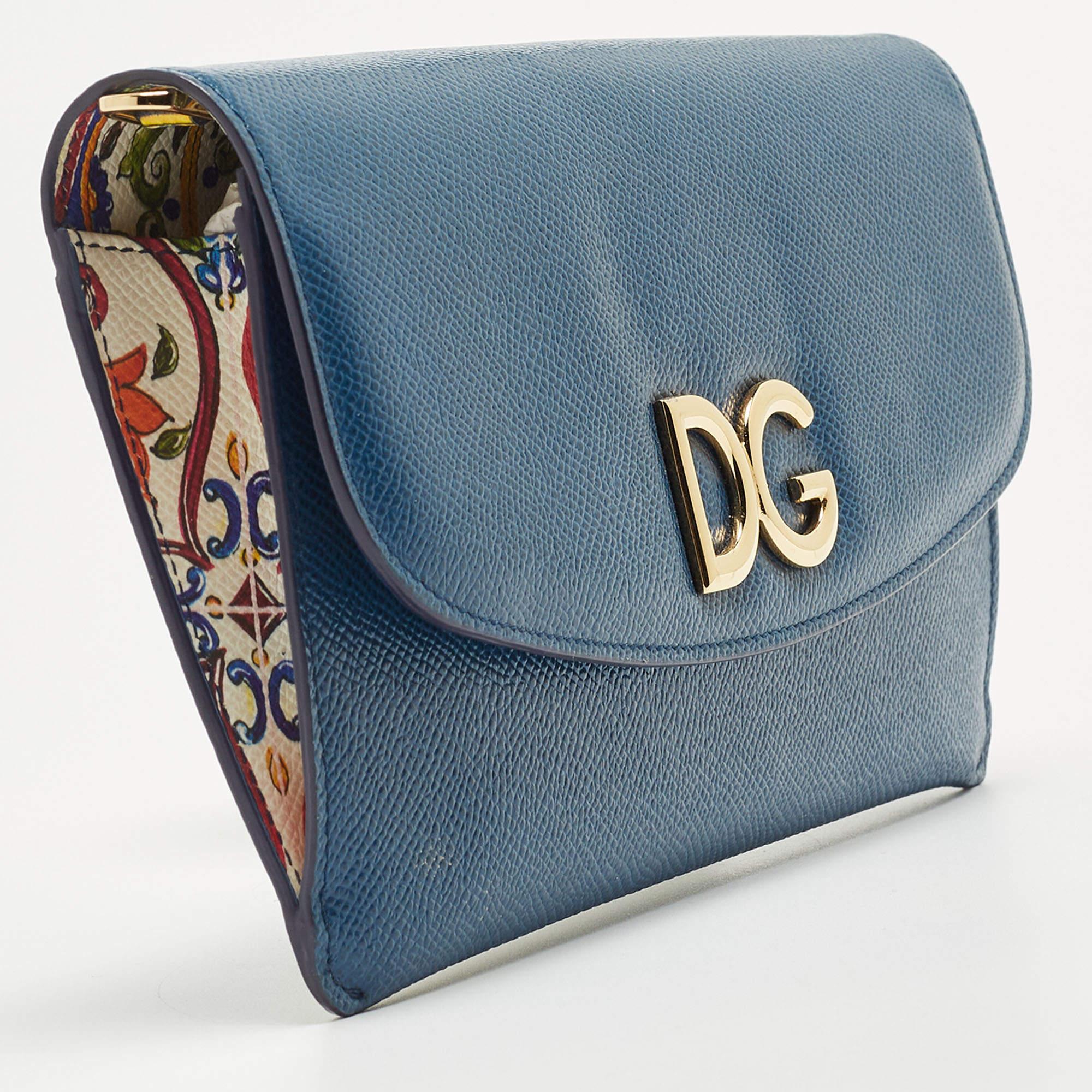 This designer clutch is a creation marked by excellent craftsmanship and refined style. This flap-style clutch is crafted with skill and impeccably finished to be a luxurious accessory in your hand.

