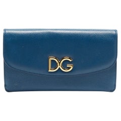 Dolce & Gabbana Blaues genarbtes Leder DG Logo-Kette Clutch mit Klappe