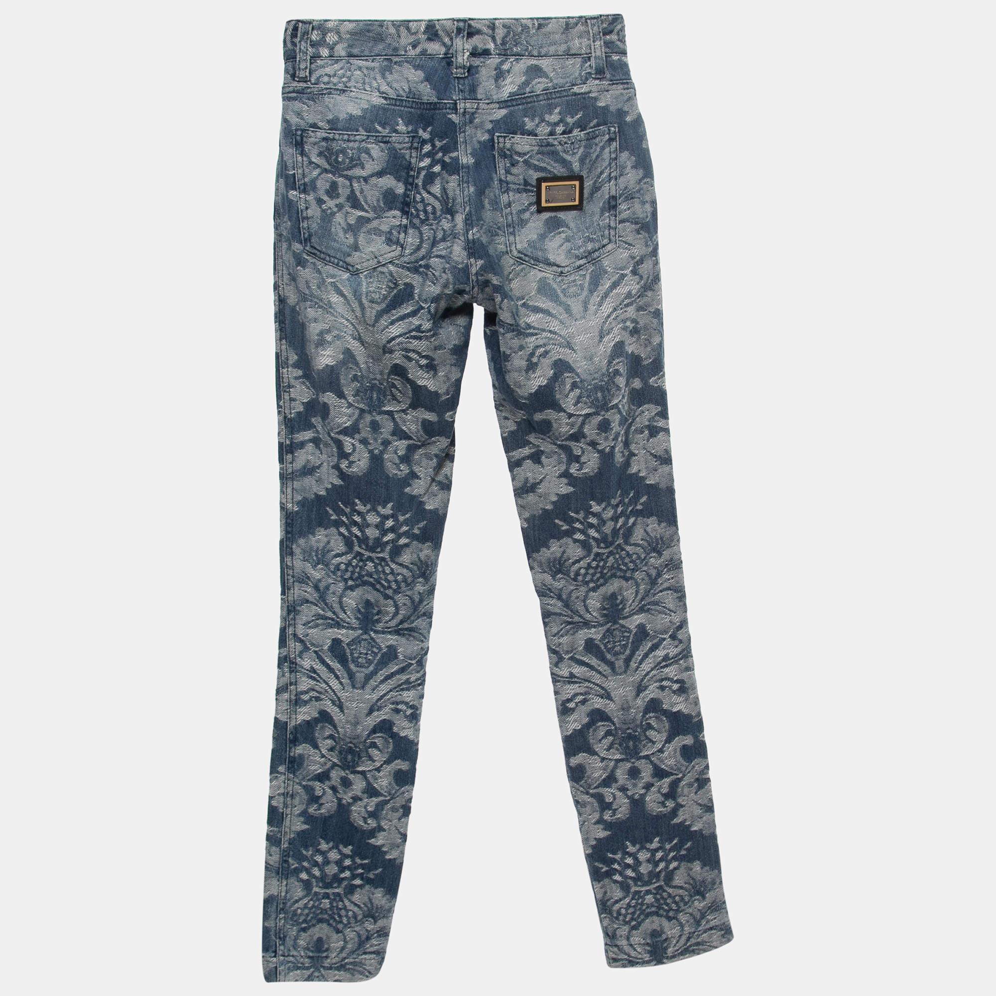 A good pair of jeans always makes the closet complete. This pair of jeans is tailored with such skill and style that it will be your favorite in no time. It will give you a comfortable, stylish fit. 