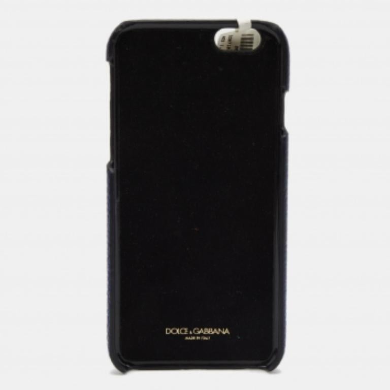 Viste tu iPhone 6 plus con estilo a la vez que lo proteges con esta funda de la casa Dolce & Gabbana. Tachonada con hermosos adornos multicolores, esta funda está tallada en piel azul y forrada con Alcántara en el interior. ¡Este precioso maletín