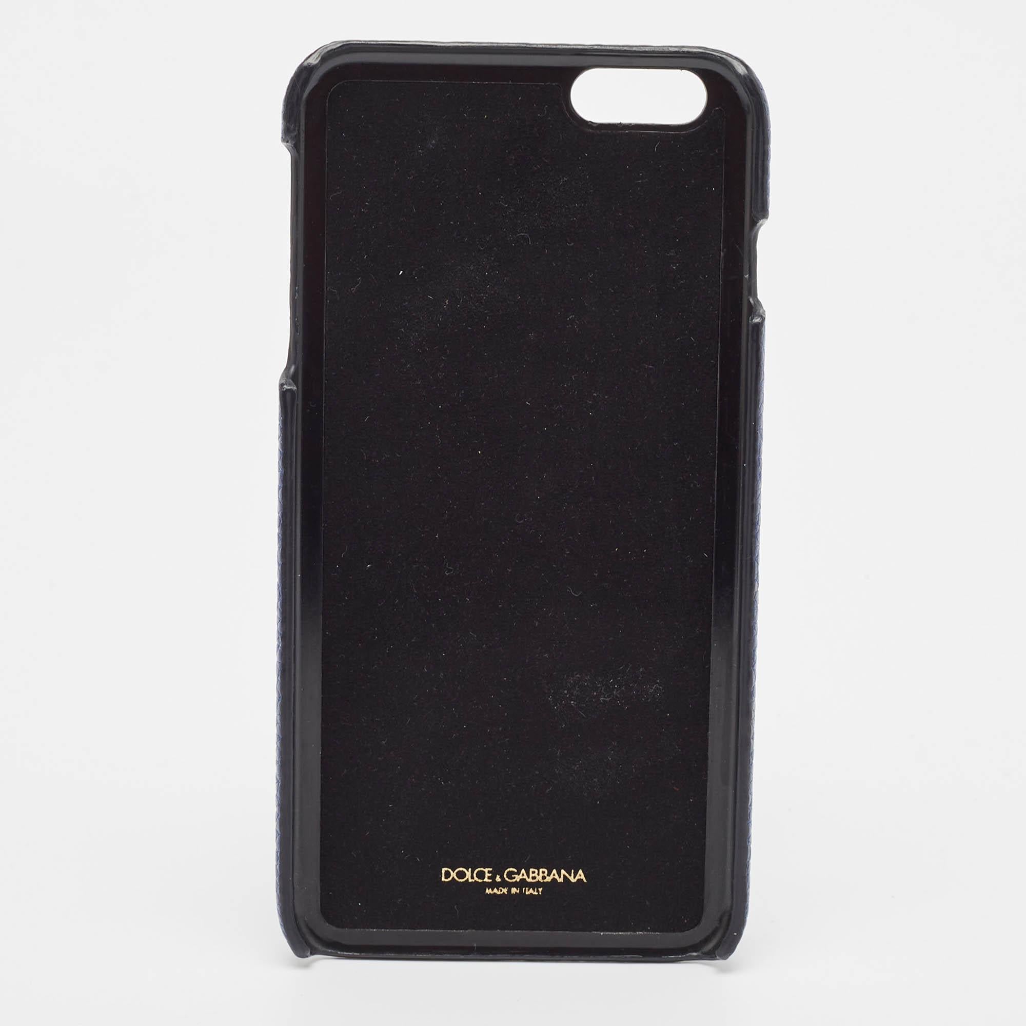 Scegli un modo elegante per proteggere il tuo telefono con questa custodia di Dolce & Gabbana in pelle blu. Sfoggia un dettaglio a forma di schiaccianoci sul davanti ed è adatto per iPhone 6.