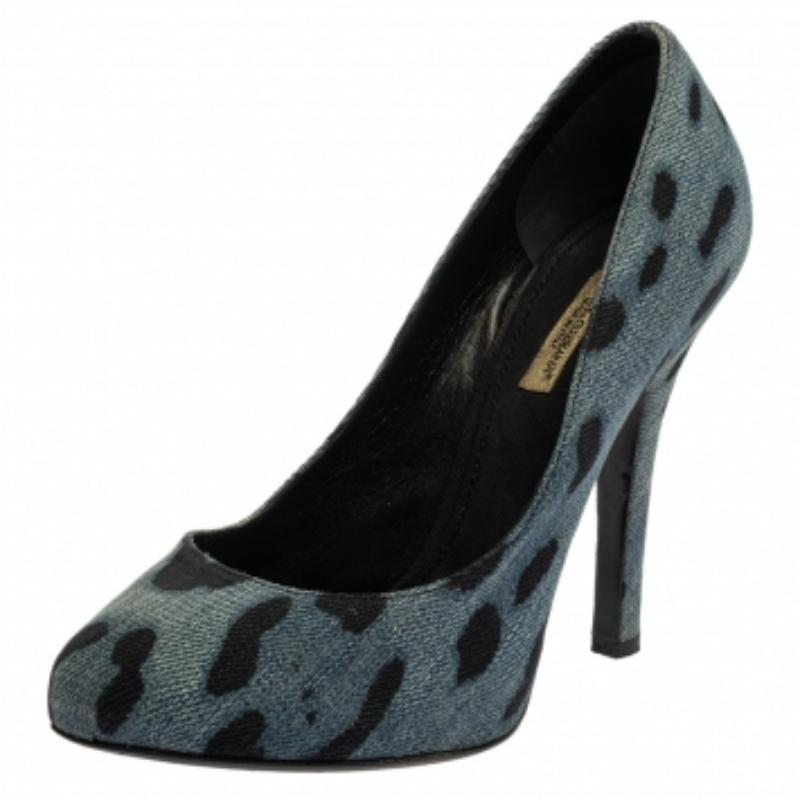 You are sure to nail a fashionable look whenever you step out in these pumps from Dolce & Gabbana! Covered in leopard-printed denim and lined with leather on the insoles, they're lifted on 12 cm heels and platforms.